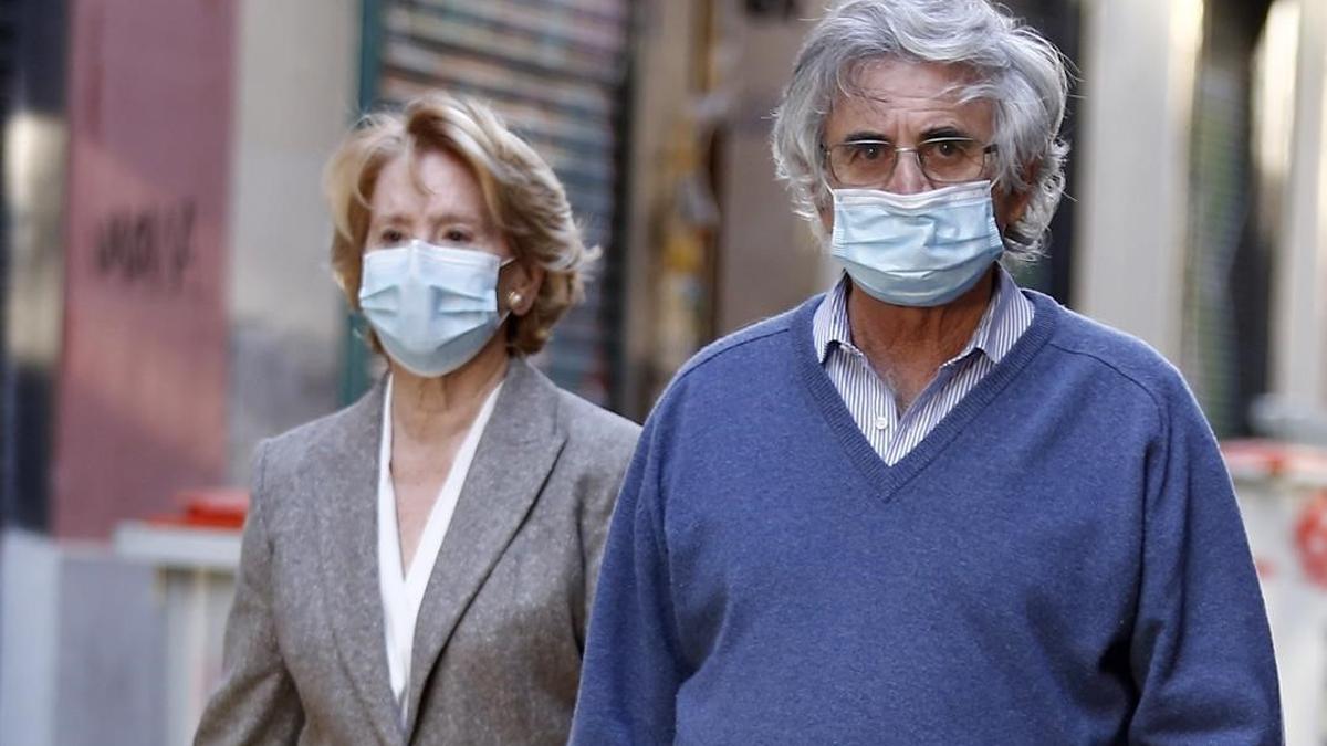 Esperanza Aguirre y su marido  Fernando Ramirez de Haro  pasean protegidos con mascarillas por la calles de Madrid  a 9 de Mayo de 2020   EX PRESIDENTA COMUNIDAD MADRID CORONAVIRUS MASCARILLA  Javier Ramirez   Europa Press  09 05 2020