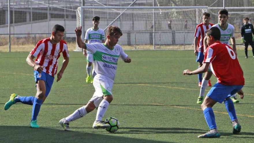 Un lance del partido disputado en la tarde de ayer entre Pabellón y Sporting de Gijón. // Jesús Regal