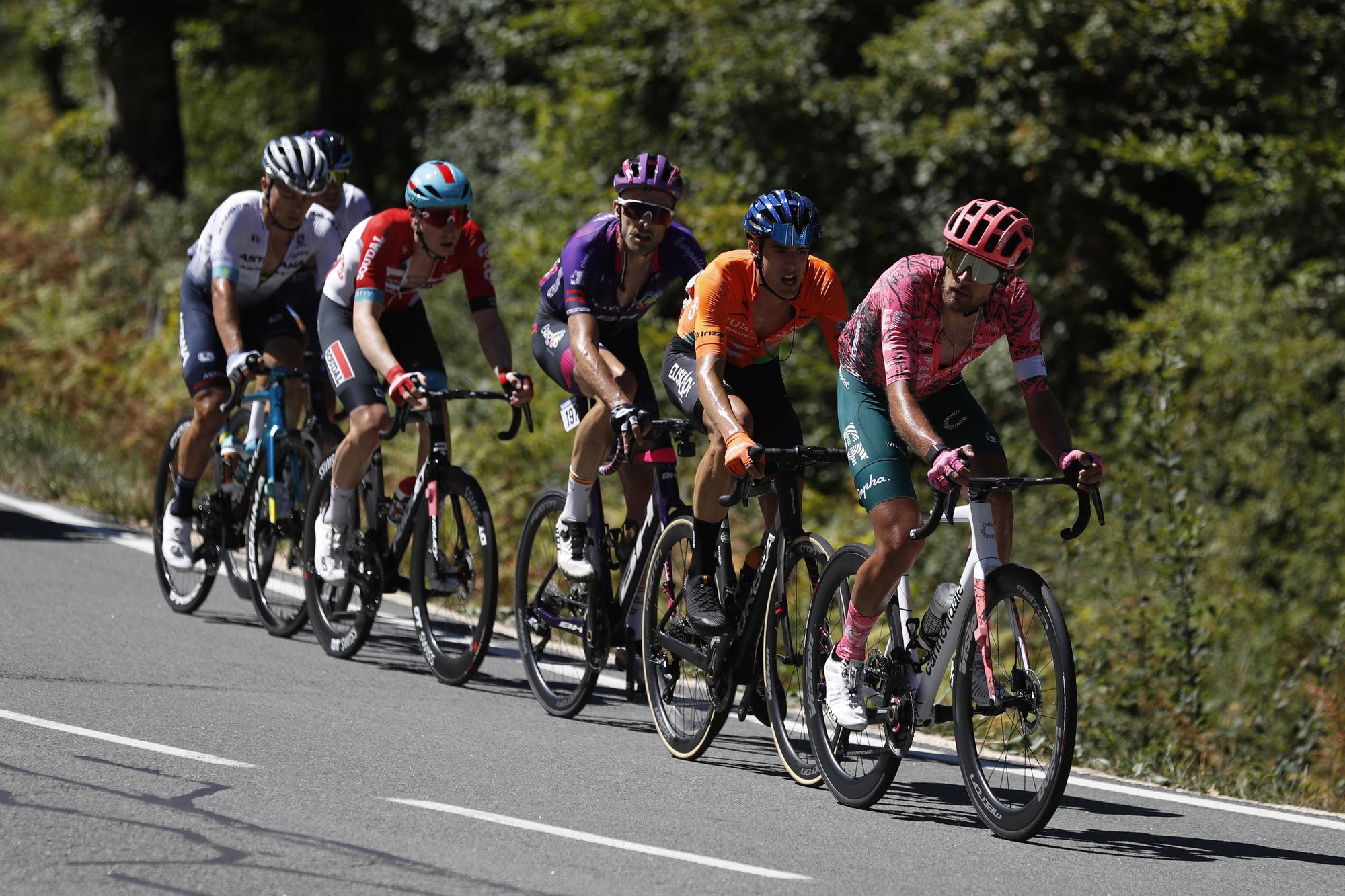La Vuelta llega a Bizkaia, bautizo ganador de Carlos Rodríguez y Juan Ayuso