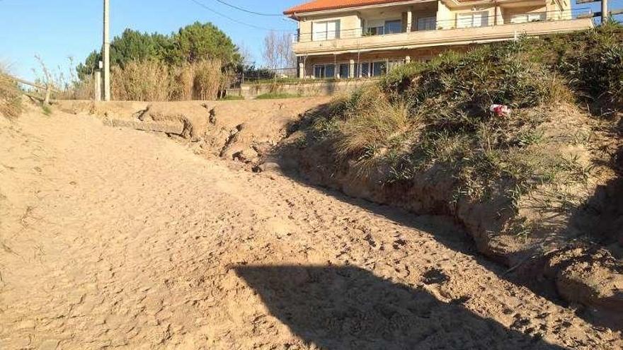 Acceso a la playa de Canelas.