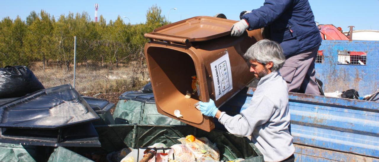 Trabajos de almacenaje de la materia orgánica en uno de los proyectos pilotos de compostaje del COR.