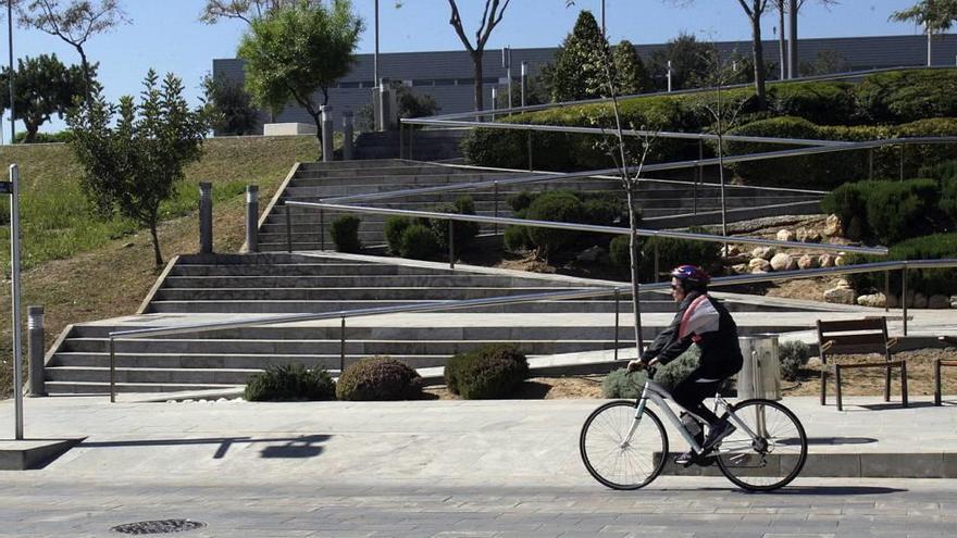 Un trabajador se mueve en bicicleta por el Parc Bit .