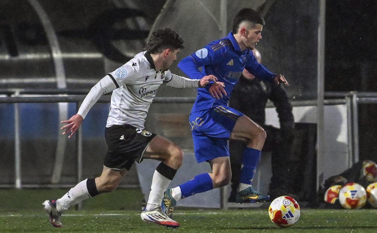 El azul Adri Fernández conduce el balón ante un rival.  |