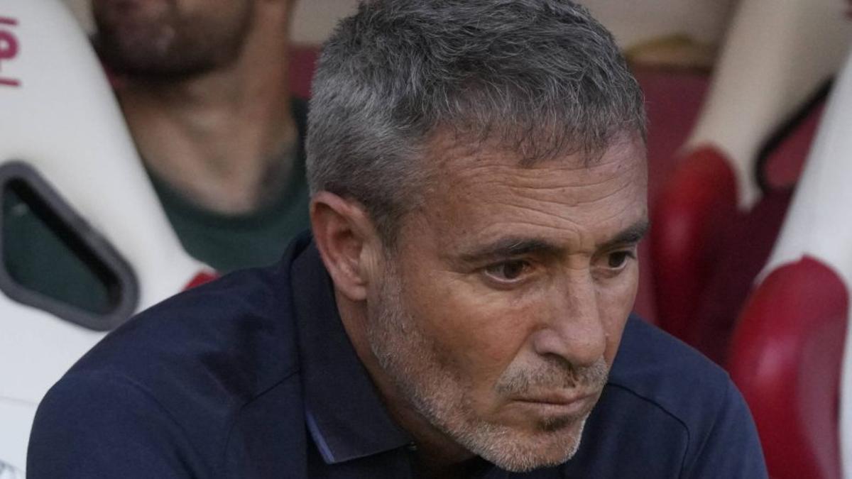 Óscar Cano, técnico del Zamora CF, antes de empezar el partido. | JOSÉ LUIS FERNÁNDEZ