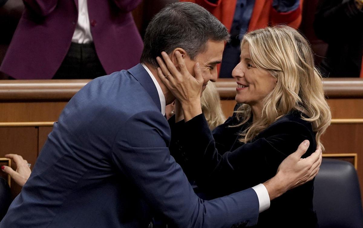 Pedro Sánchez abraza a Yolanda Díaz Pedro Sánchez abraza a Yolanda Díaz