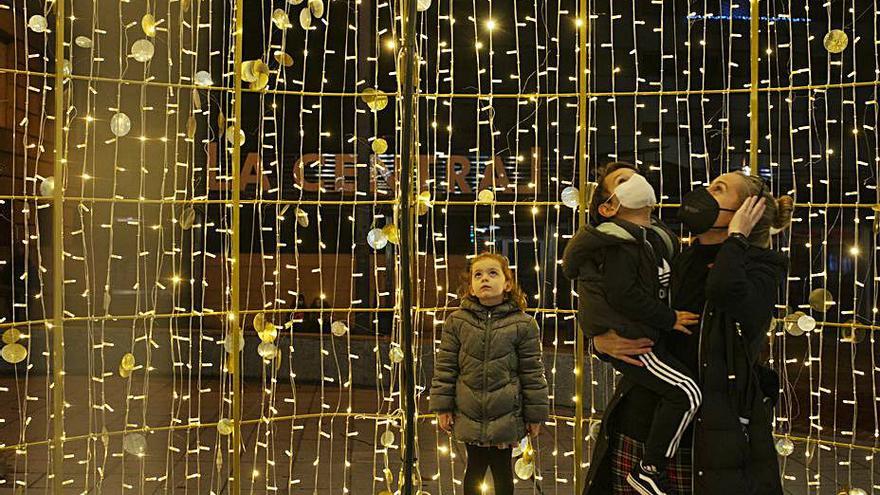 Primeros selfis en el árbol navideño de la Plaza Mayor. |   // BRAIS LORENZO