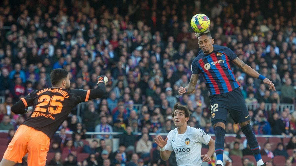 Raphinha anota el 1-0 tras un gran centro de Busquets en el Camp Nou durante el Barça-Valencia.