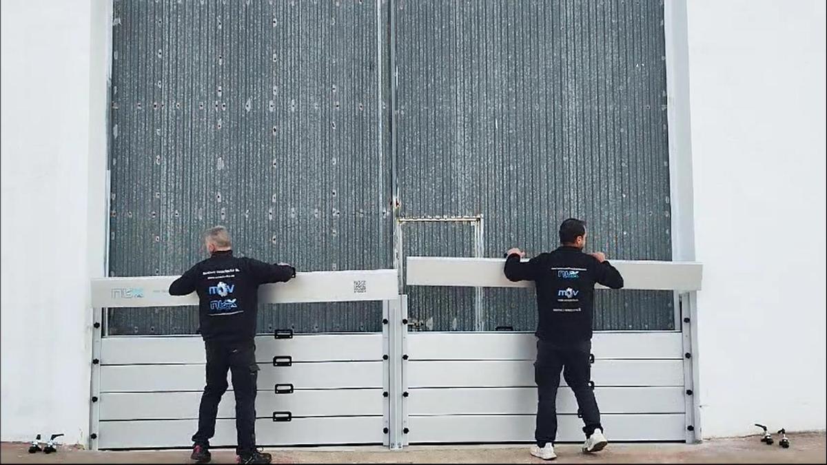 Barrera de protecció de una empresa con un pilar intermedio de apoyo.