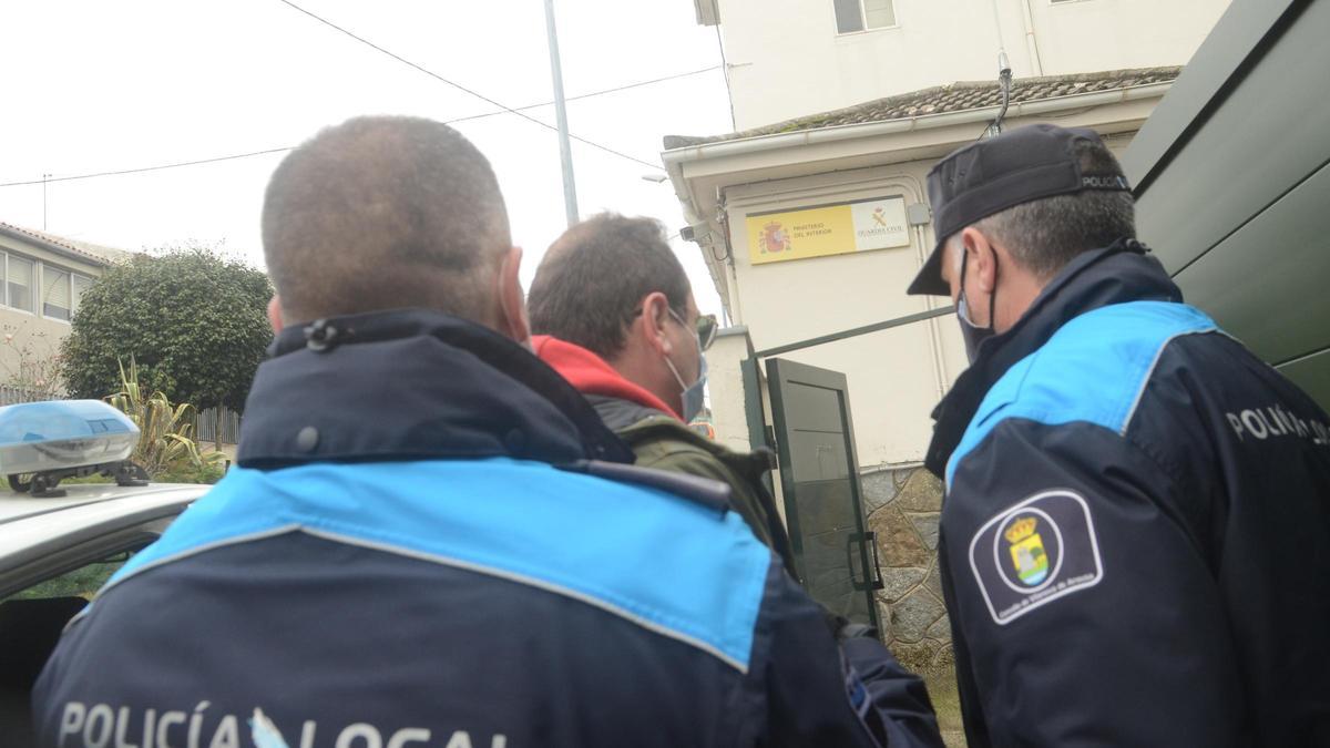 El presunto autor del atropello mortal en Vilanova entrando en el cuartel de la Guardia Civil