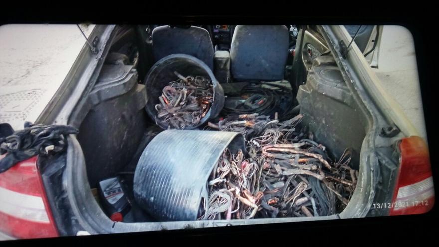 Los agentes encontraron el maletero del coche lleno de cobre.