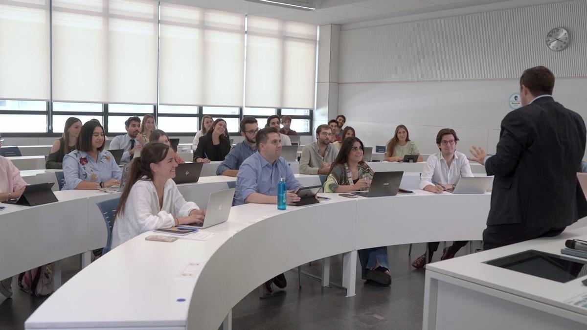 Estudiantes en un aula de Loyola.