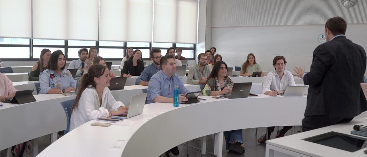 Estudiantes en un aula de Loyola.