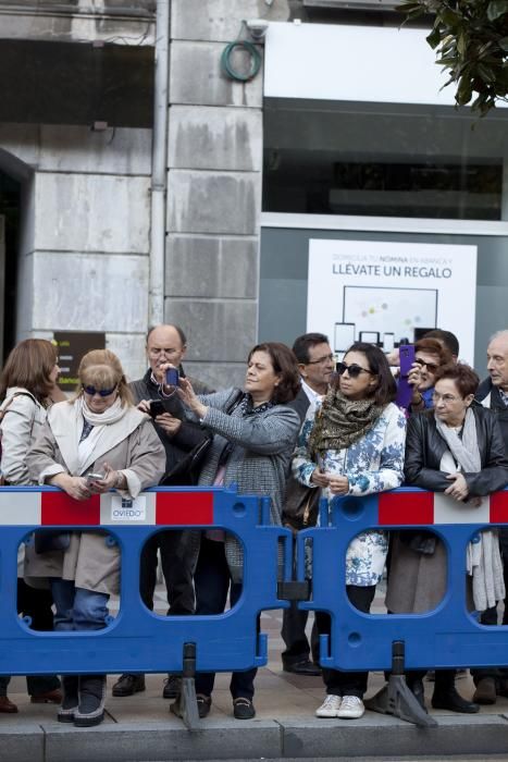 Ambiente en la calle durante la entrada a los premios y concentración antimonarquía