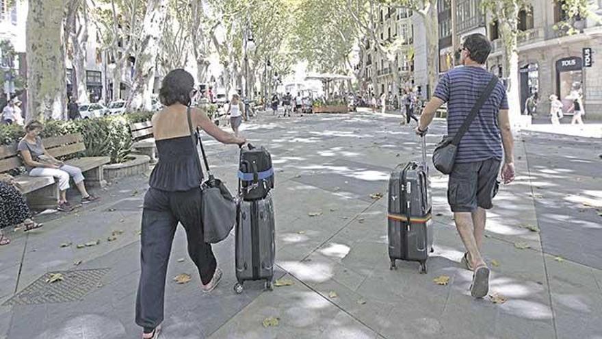 El alquiler ilegal en pisos se concentra en Palma. En la imagen, dos turistas, la semana pasada, por el centro de Ciutat.
