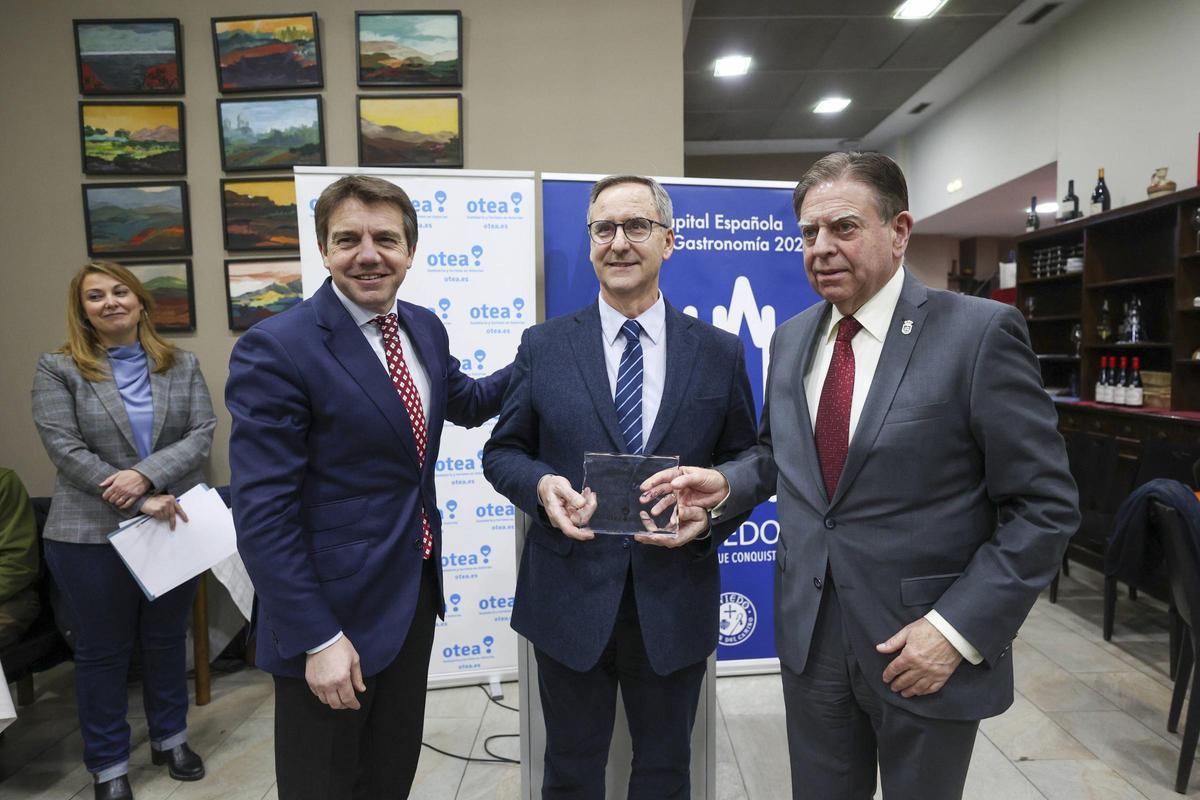 Por la izquierda, José Luis Álvarez Almeida, Juan Ramón Sánchez y Alfredo Canteli, durante la entrega a Sánchez, de Del Arco, de la "Mención Especial del Antroxu 2024" de Otea.