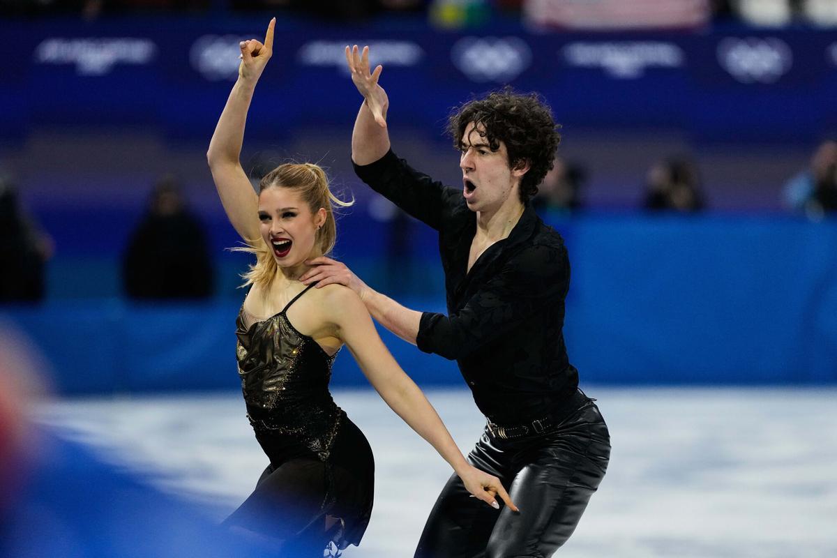 Sofia Val y Asaf Kazimov de España compiten durante la danza rítmica en patinaje artístico en los Juegos Olímpicos de Invierno de 2026, en Milán, Italia, el lunes 9 de febrero de 2026. (Foto AP/Natacha Pisarenko) Associated Press / LaPresse Sólo Italia y España