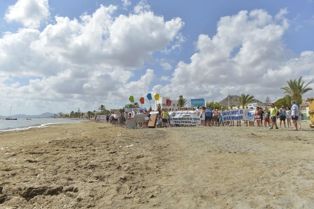 Protesta ante un Mar Menor que amanece cubierto de espuma