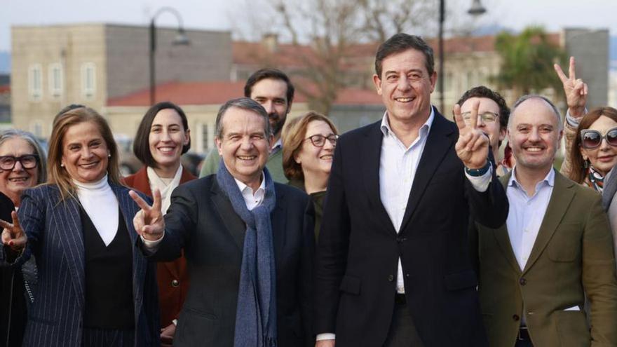 Besteiro y Abel Caballero (en el centro), ayer, en Vigo.