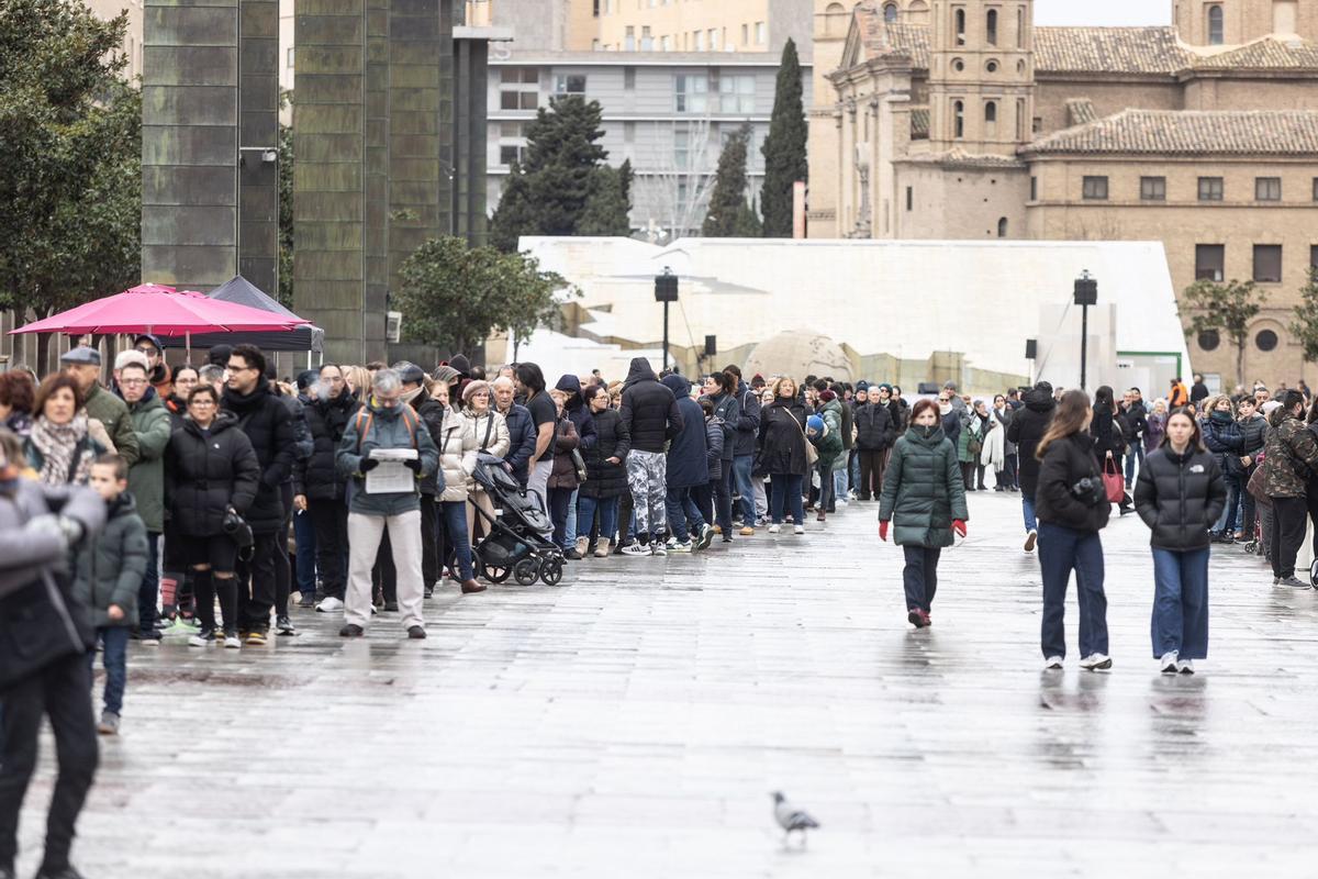 En imágenes | EL PERIÓDICO DE ARAGÓN reparte 20.000 raciones de roscón en la plaza del Pilar por San Valero