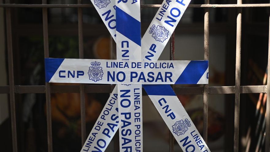 Los policías de la UIP de València, saliendo del hotel de Mallorca