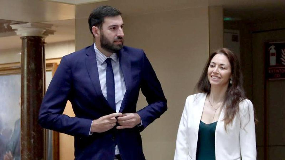 Los diputados José Ángel Antelo y Virginia Martínez, este miércoles en la Asamblea Regional