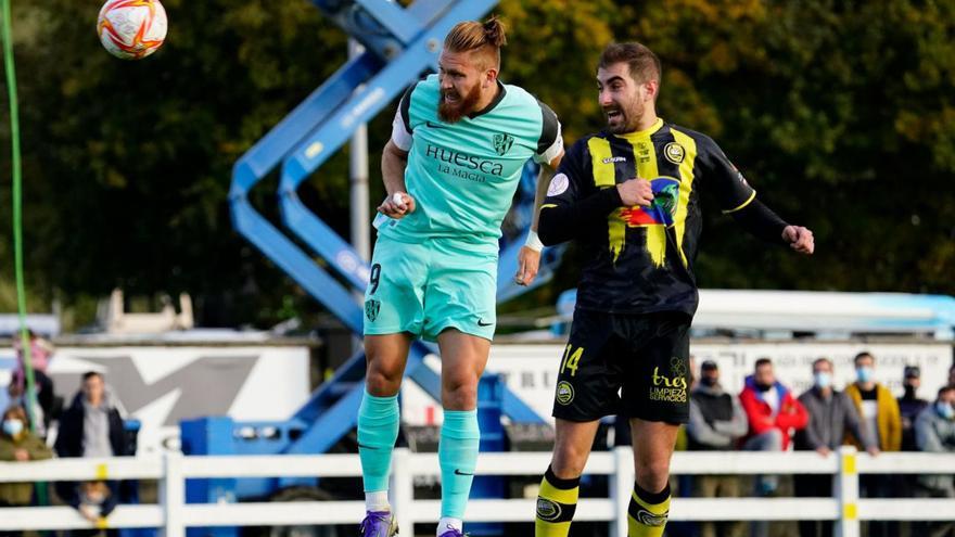 Pitta pugna por el balón con un jugador local durante el partido de Copa.