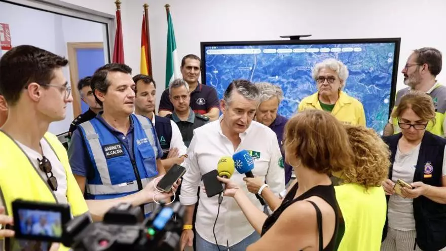 El incendio de Cerro Muriano en Córdoba obliga a desalojar a 100 vecinos