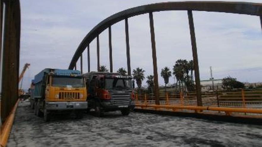 Prueba de carga con camiones del primero de los dos puentes previstos sobre el Carraixet.