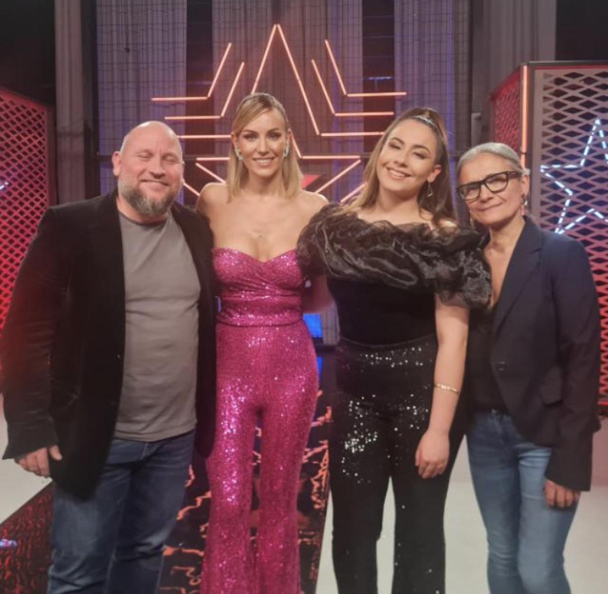 Martina López con sus padres Martín e Isabel posan con Edurne de Got Talent