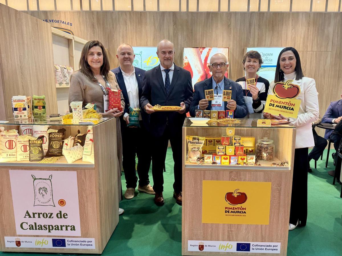 Encuentro de la consejera Sara Rubira (izquierda) con representantes de productos con Denominación de Origen Protegida.