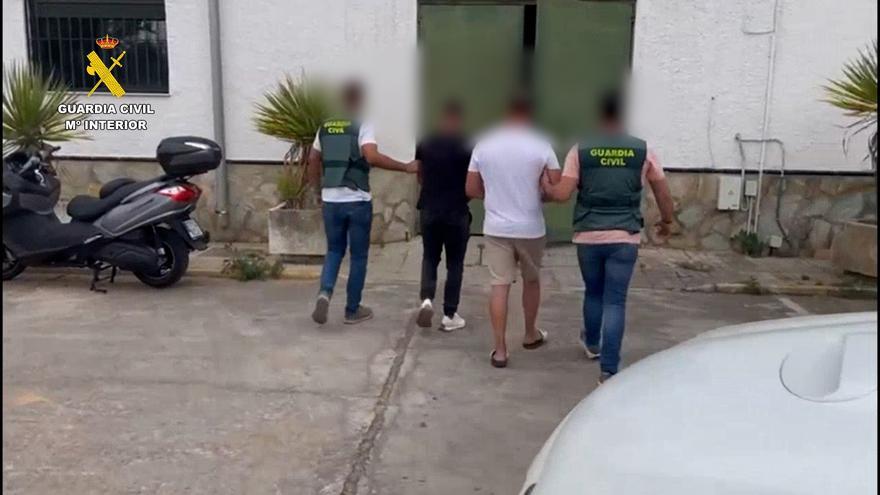 Imagen de dos de los detenidos por los robos de sandías y melones