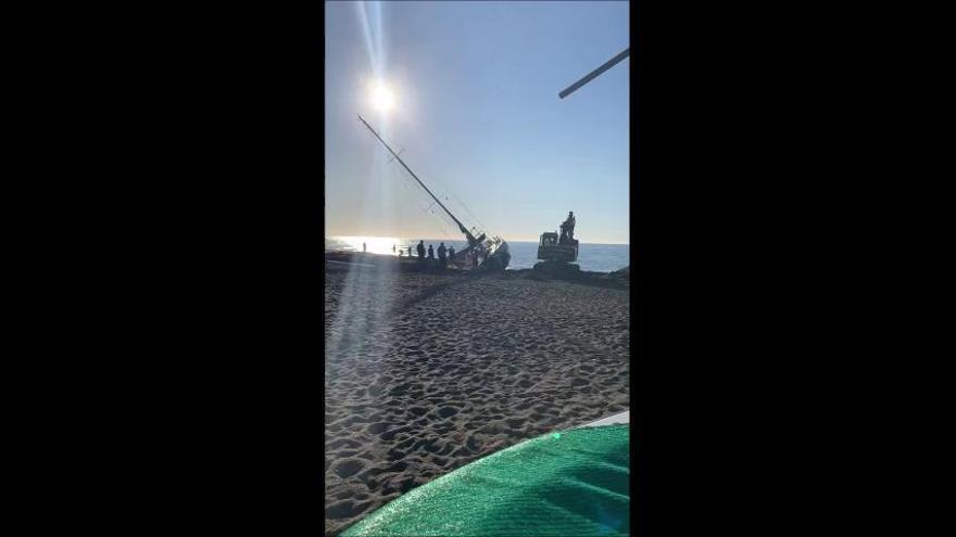 Comienzan a reflotar el velero varado en la playa de Benajarafe