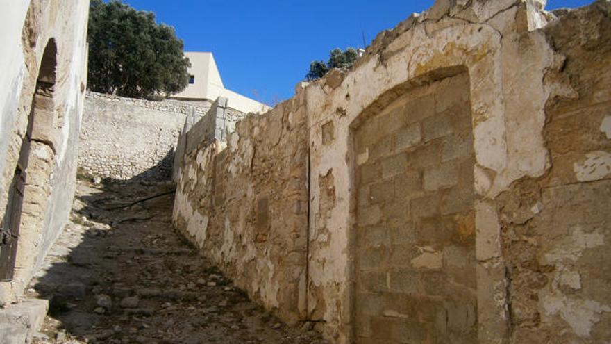 L´entrada de l´antic Hospital Civil d´Eivissa al carrer de l´Hospital de Dalt Vila. Al fons les obres de Parador de Turisme.