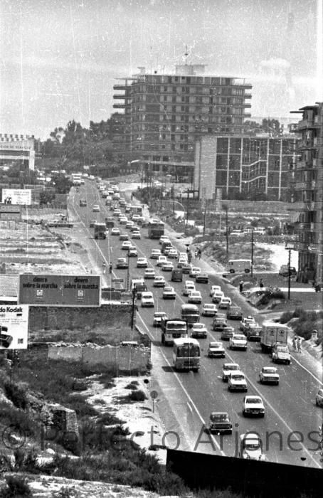 Así era el tráfico en la ciudad de Alicante en los años 60 y 70 en pleno verano