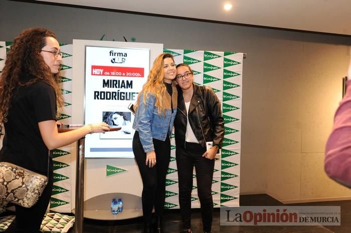 Miriam Rodríguez firma discos en El Corte Inglés