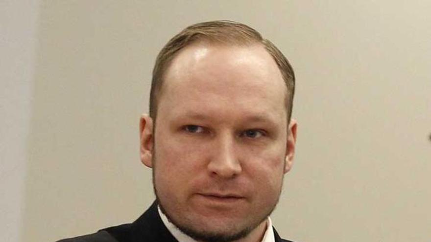 Breivik hace un saludo ultraderechista a su llegada a la sala del juicio.