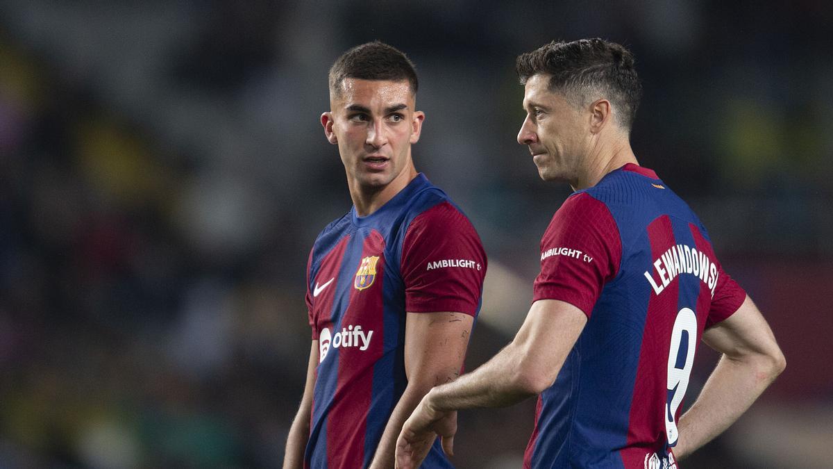Lewandowski y Ferran Torres estudian el lanzamiento de una falta durante el partido de liga entre el FC Barcelona y el Valencia en abril de 2024.