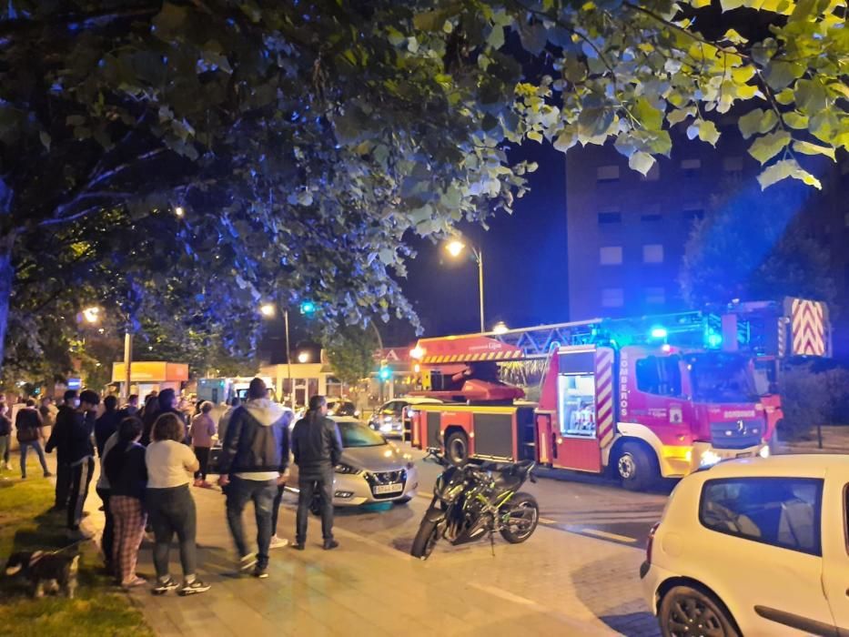 Un incendio obliga a desalojar el edificio La Estrella, en el barrio gijonés de El Natahoyo