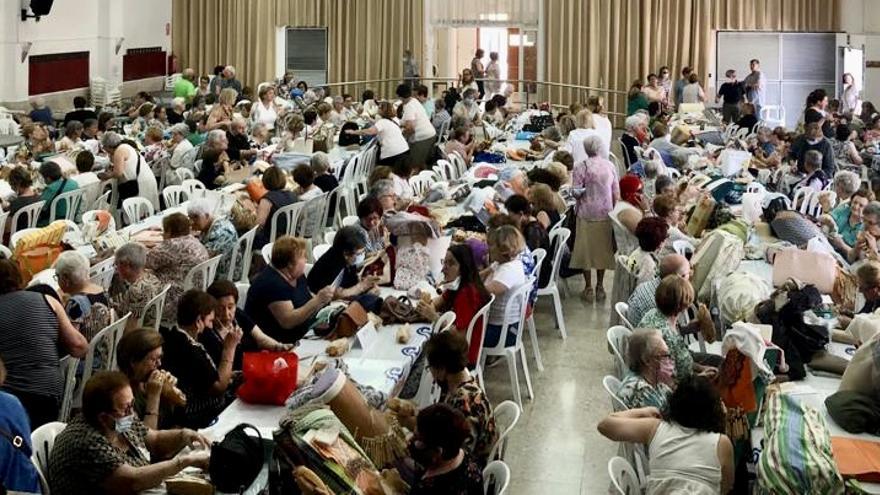 El encuentro de bolilleras ha tenido un gran poder de convocatoria y ha llenado el centro social San Felipe.