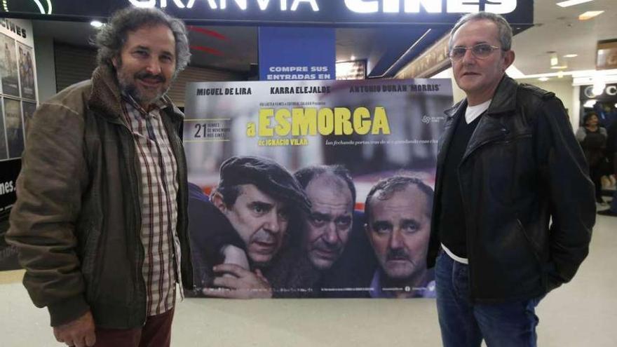 Ignacio Vilar (izquierda) y Antonio Durán &quot;Morris&quot;, delante del cartel de la película. // Ricardo Grobas