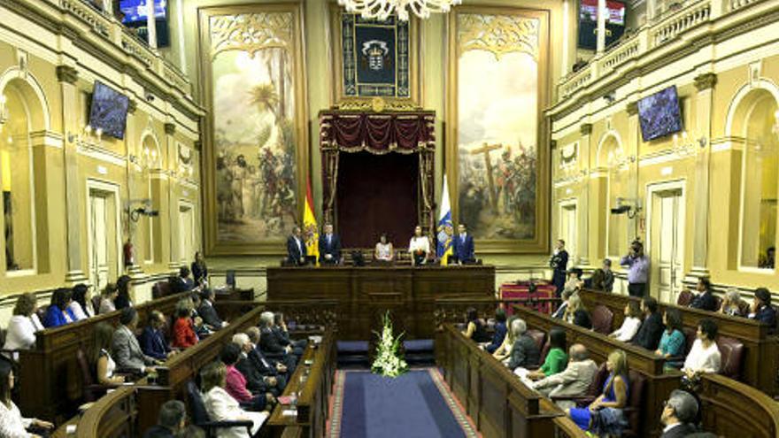 Carreteras, desahucios y presupuestos a debate en el Parlamento de Canarias