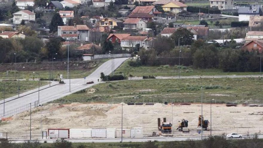 Imagen de los primeros trabajos en la parcela que ocupa Delta Vigo en Porto do Molle (Nigrán). // J. Lores