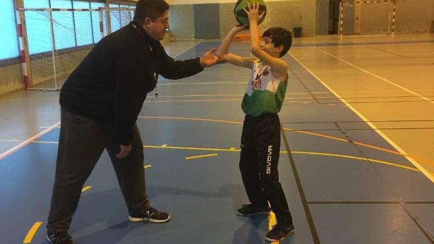 Ramiro Ruibal entrenando el tiro con Mateo Malvar, del Segurlamas.