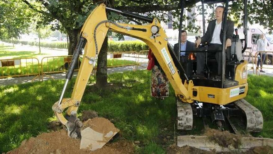 El alcalde, subido a una excavadora en la avenida de Castelao, en el inicio de las obras. // Alba Villar