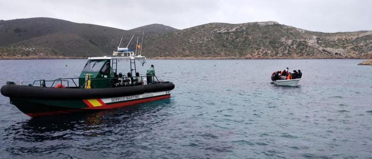 Una patrullera de la Guardia Civil interceptando una patera en aguas del Parque Nacional de Cabrera este mes de diciembre. | GUARDIA CIVIL