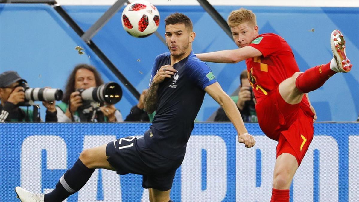 Lucas en una acción junto a De Bruyne