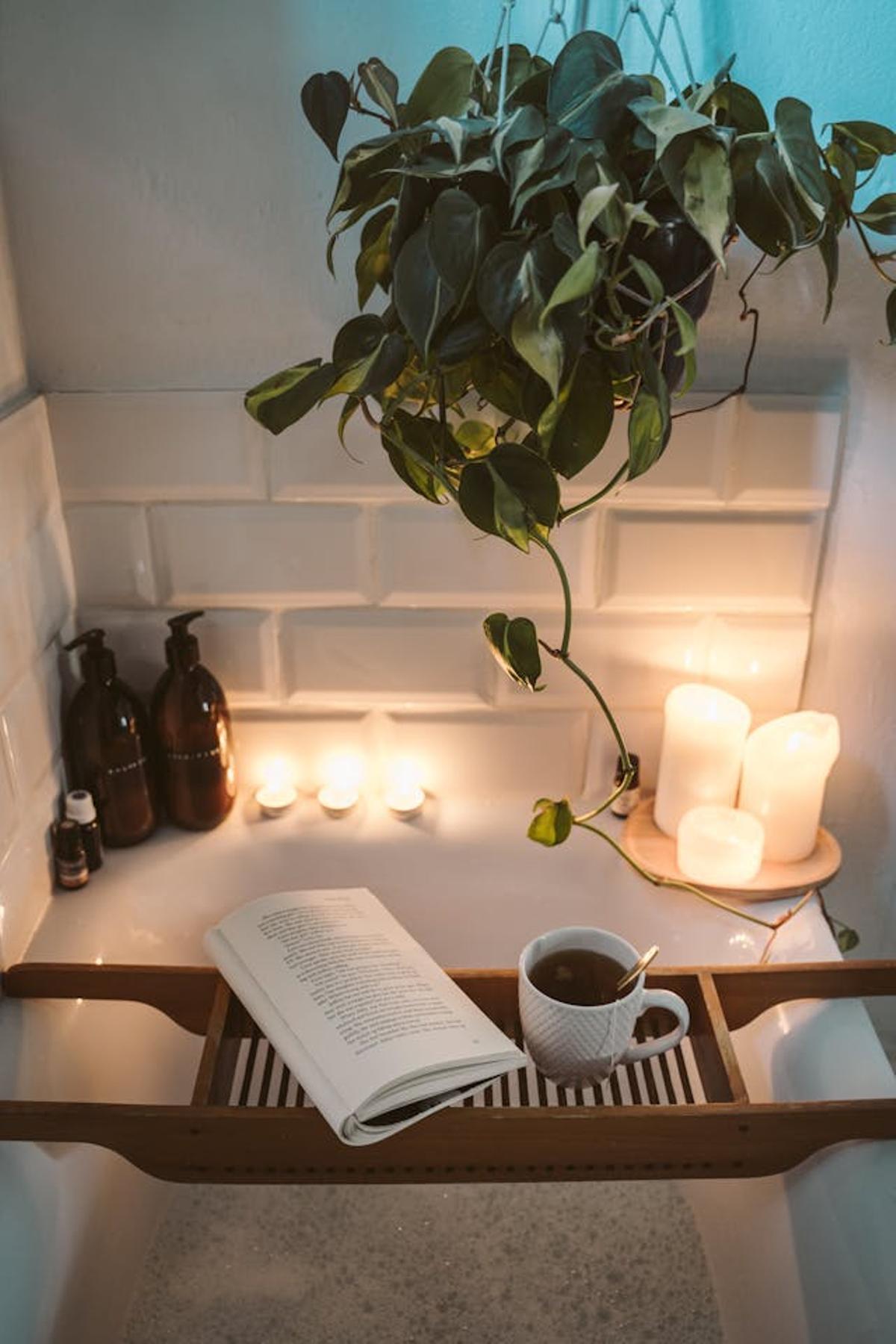 Un baño de burbujas con una taza de té y un libro.
