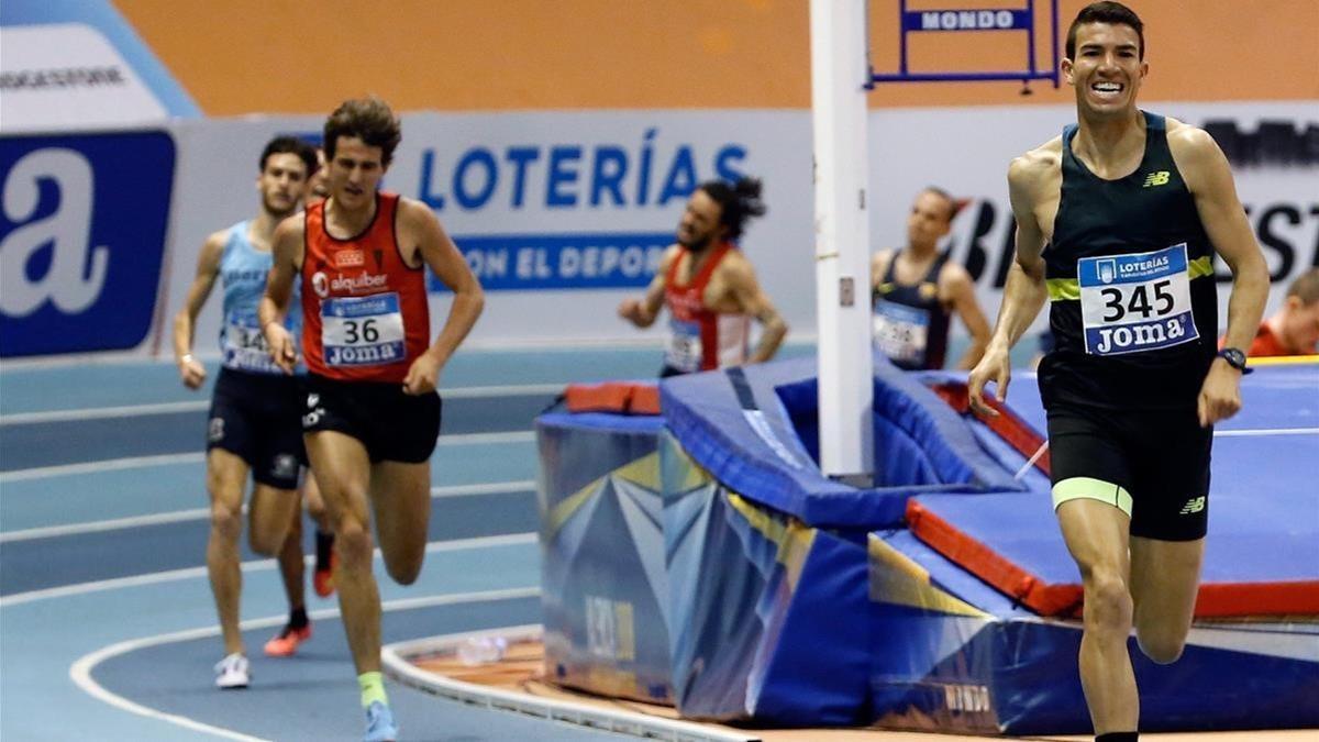 Adel Mechaal, el pasado sábado, camino de ganar el título español de 3.000 metros en Valencia.