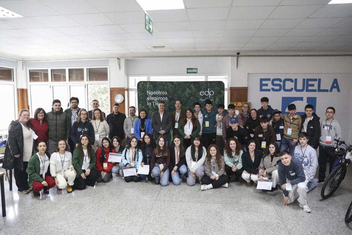Foto de familia de los alumnos del IES Cangas del Narcea y los organizadores del Bootcamp celebrado en la Escuela Hogar