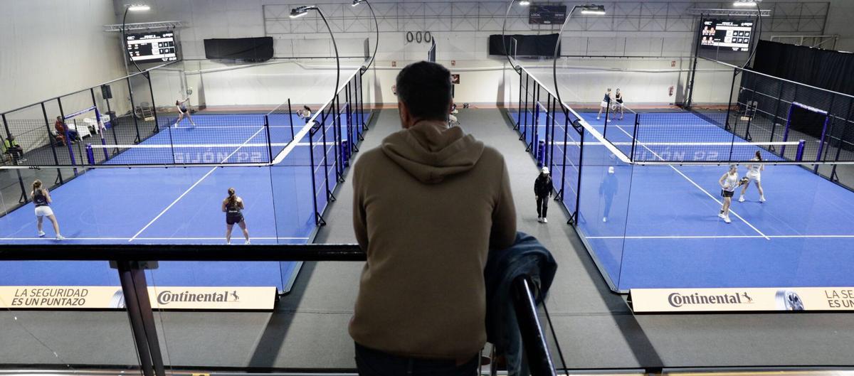 Un espectador observa dos de los partidos en las pistas secundarias. PADEL. PREMIER PADEL DE GIJON. PALACIO DE LOS DEPORTES